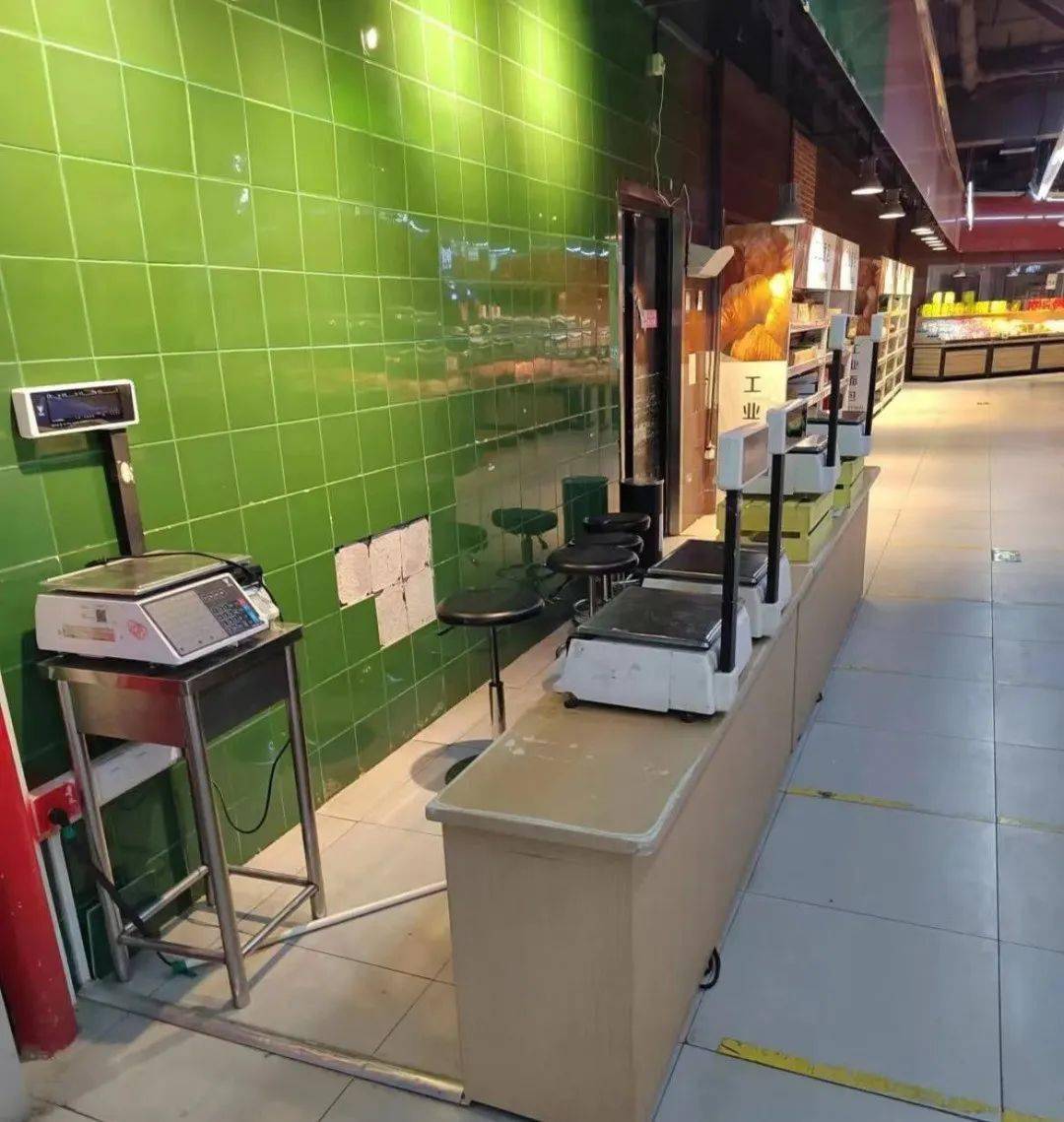 此前,天通苑龙德广场家乐福贴出公告:超市2f卖场重装升级中,3f家乐福