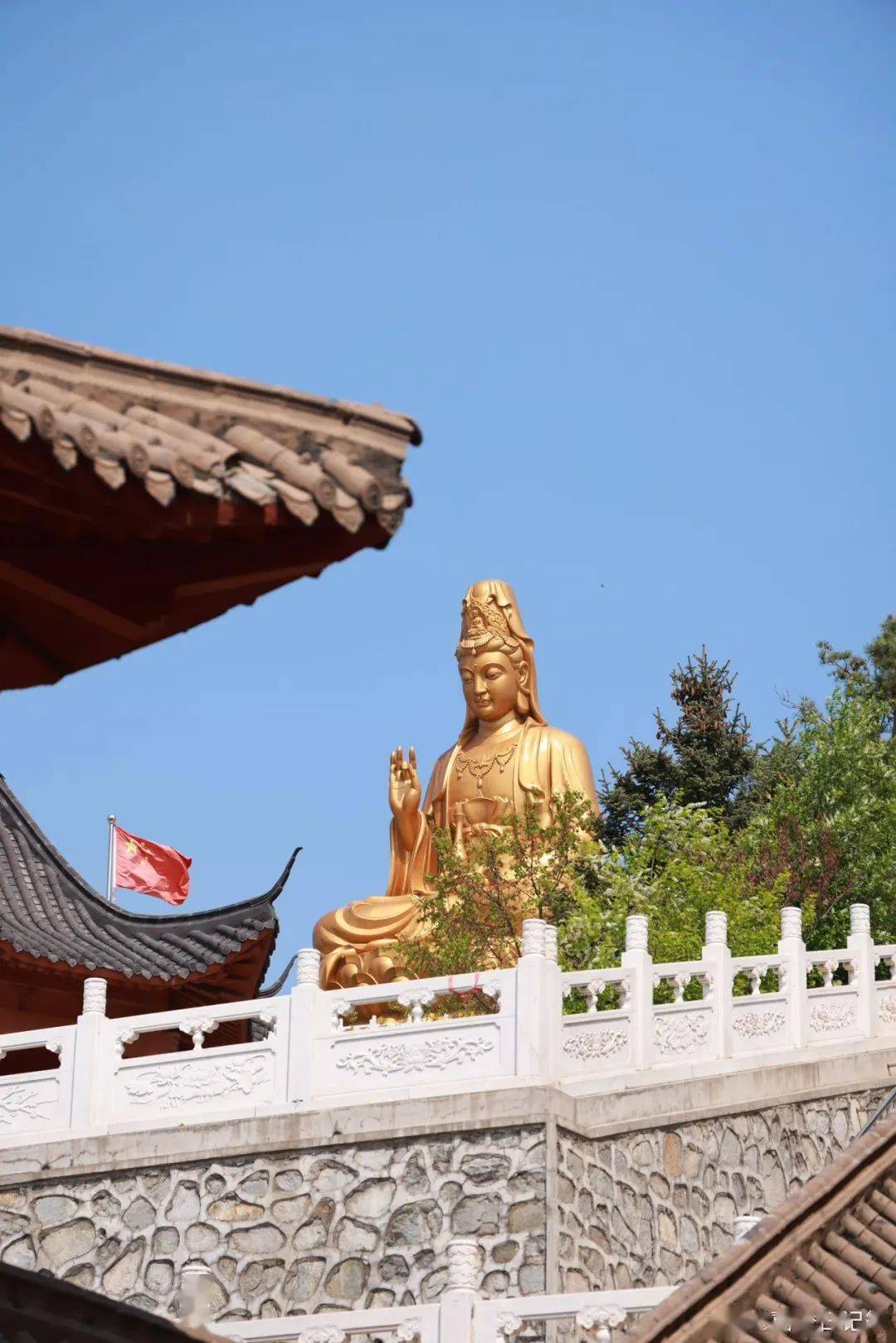 园区占地128公顷,内有北普陀寺,三宝寺和露天大佛,菩萨塑像.