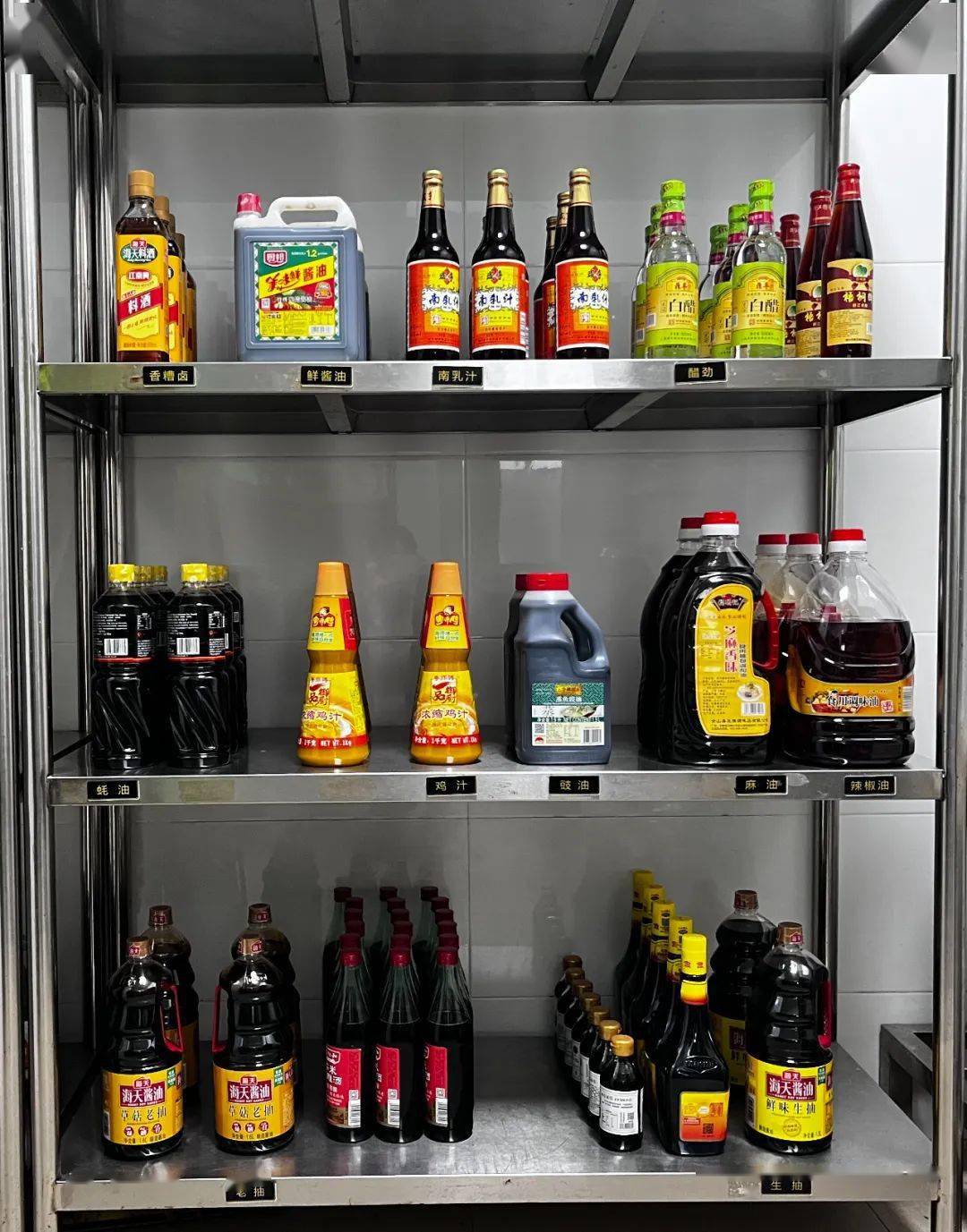 货架上调味料摆放整齐,先进先出,避免过期浪费.2.