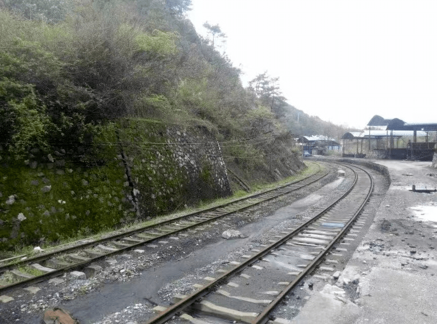 9公里的准轨铁路,从金江通往宜章梅田,为煤运专线,但也捎带客运.