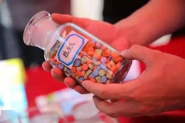 冰毒主要成分为甲基苯丙胺,是兴奋剂中常见的代表,有胶囊,粉剂,小块等