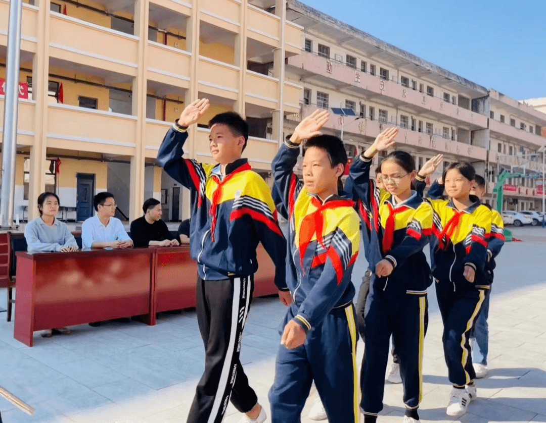 吉水县各小学开展分批入队仪式_少先队员_火炬_星星