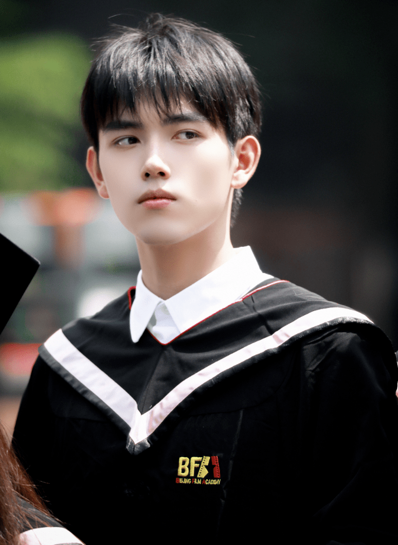 陈飞宇回北电拍毕业照,穿学士服阳光帅气,吴磊论文答辩照也曝光_网友