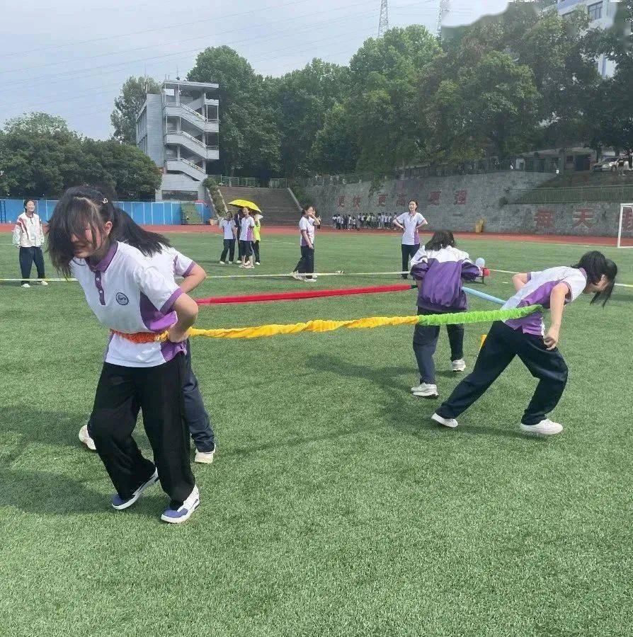 东南西北跑拿到人生的那盏奖杯愿我们都能跑向那高山之巅是你胜还是我