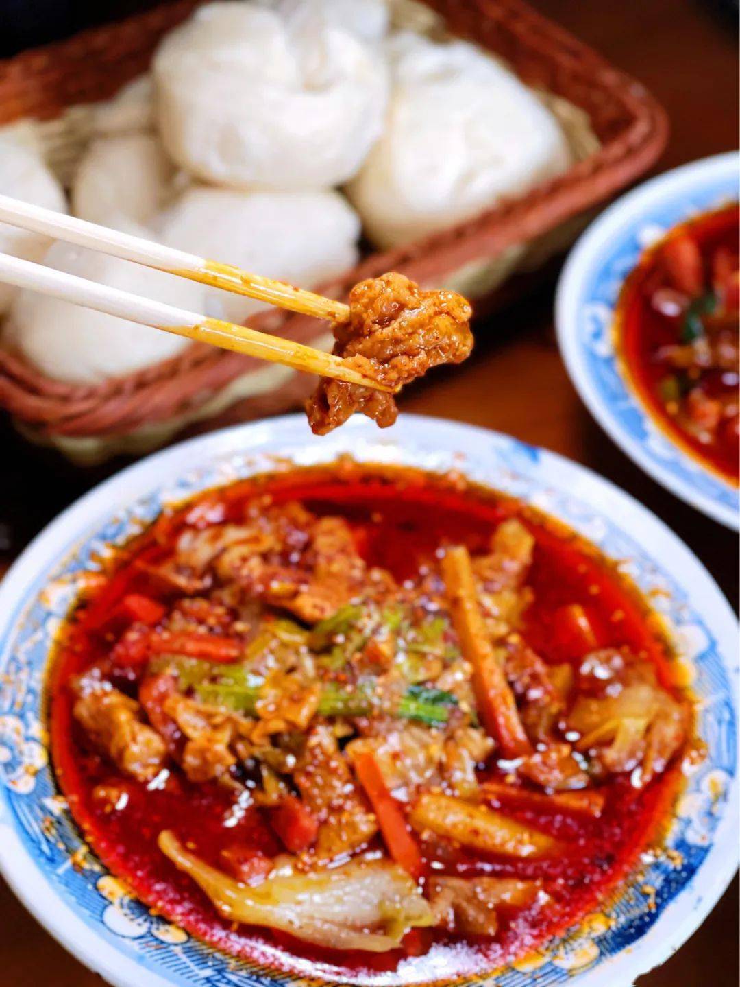 在合阳有"宁吃一碗辣子豆腐,不吃十碗席"的说法;不过要说地道还得是路