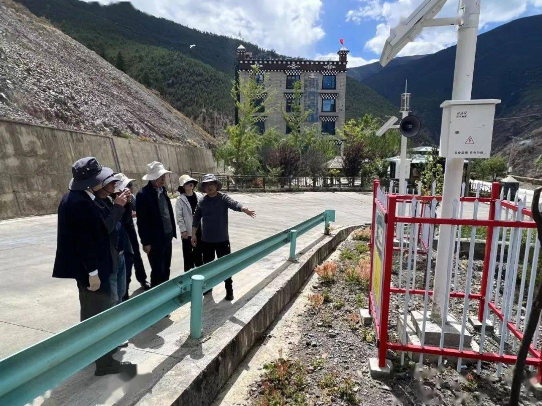 常委,统战部长布邱,稻城县委常委,副县长沈华强,稻城县副县长苟玛拥珍