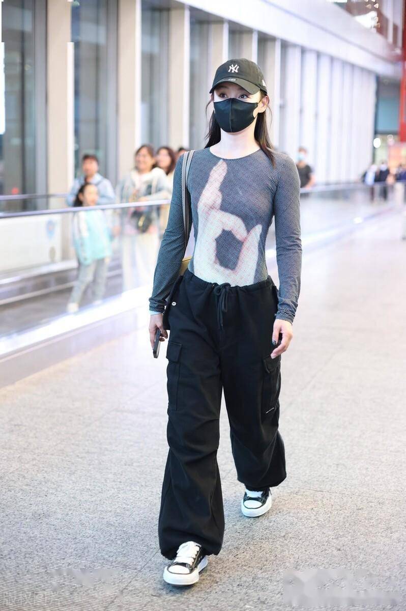 袁姗姗现身北京机场,身穿黑色阔腿裤休闲帅气