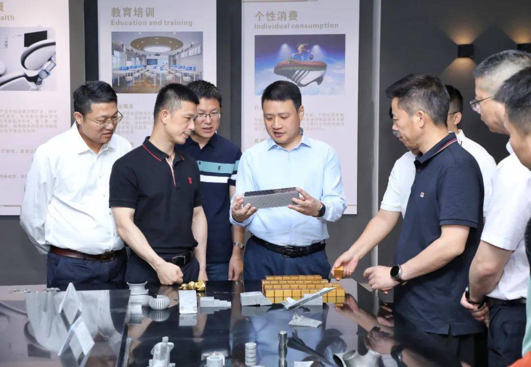 区领导胡霞亮,胡广辉,区投促中心负责人及部分乡镇