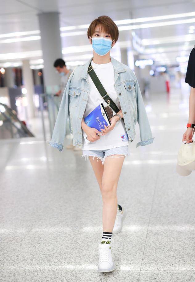 吴京娇妻谢楠穿得好年轻,牛仔外套配了白t,看着像20岁少女一样_感觉