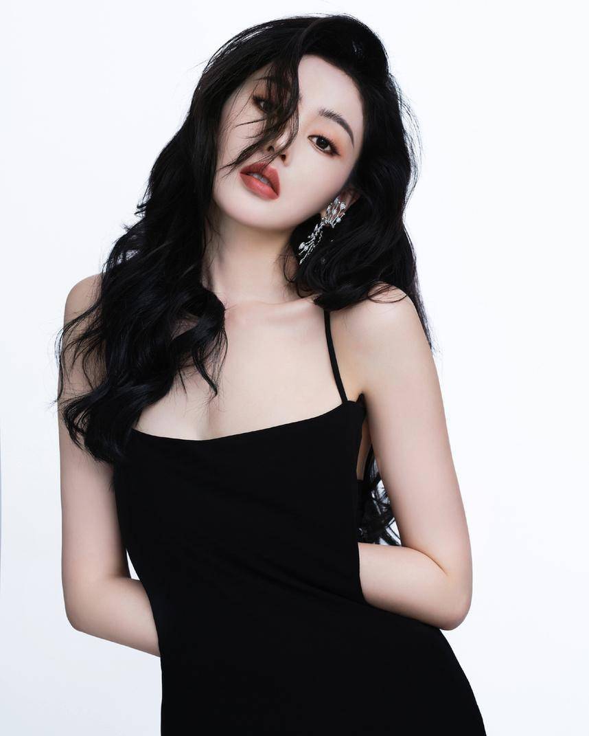 张天爱晒酷照瘦成骨头架子!