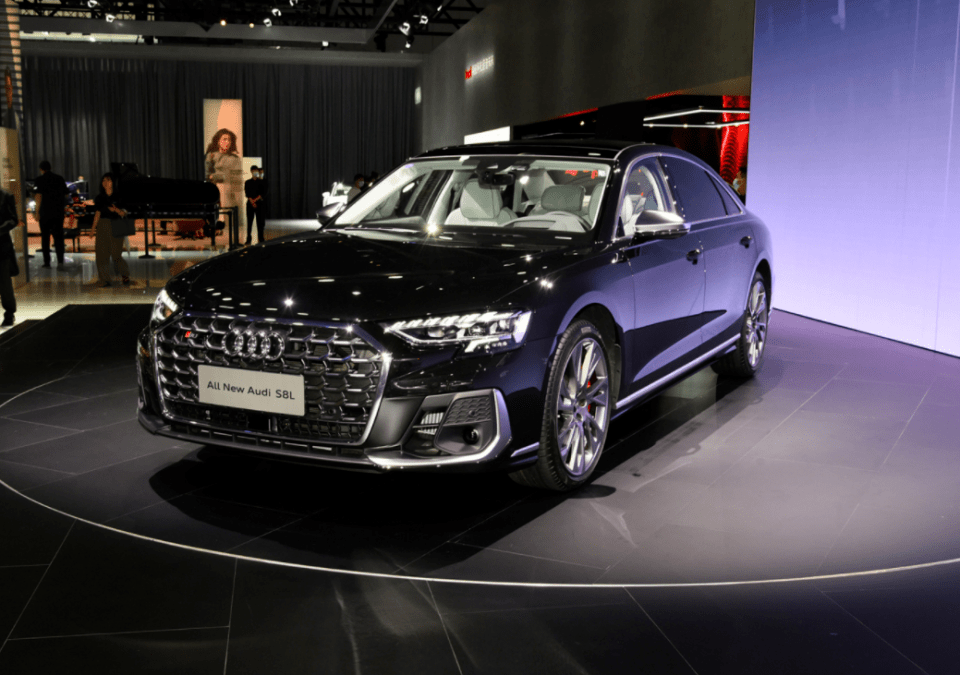 被当做"花瓶",200万的奥迪旗舰,加长搭大v8引擎,对标s63 amg_搜狐汽车