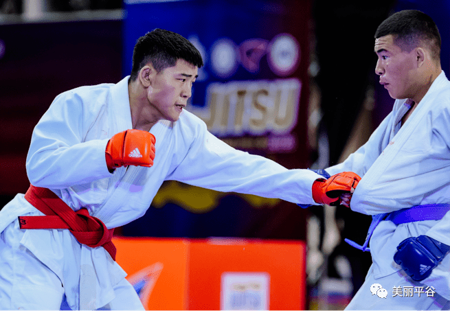 在黑虎搏击俱乐部,与我国首位ufc冠军张伟丽一同训练._比赛