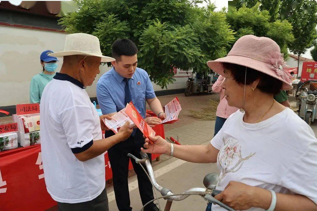 "美好生活·民法典相伴" 青县人民检察院民法典宣传走进乡村大集_群众
