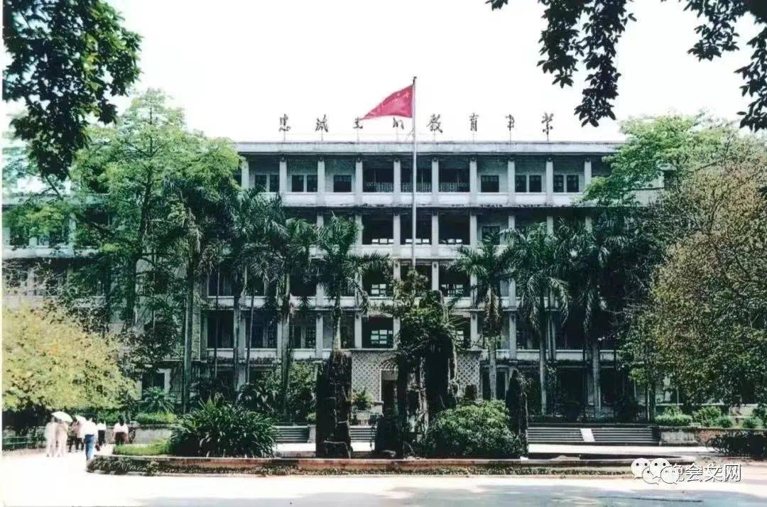 广州华南师范大学原教学大楼上世纪八十年代的广州大学校园,学生自发