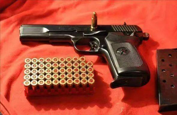 他慌了._子弹_弹匣_手枪