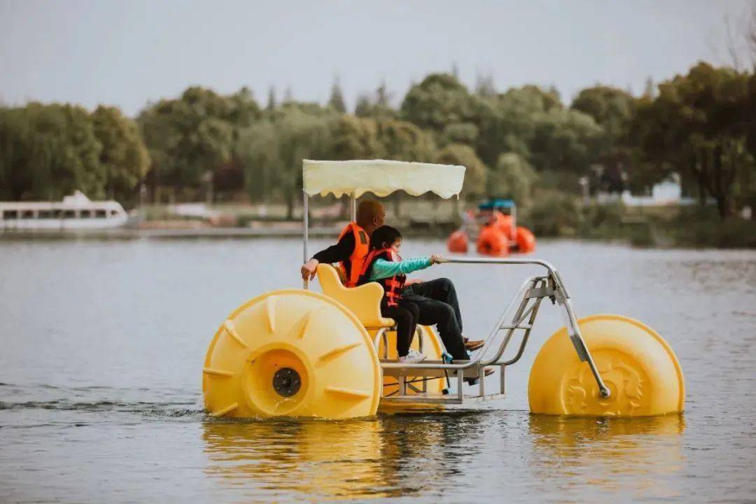 前往东方绿洲,在专业教练的带领下体验水上三轮车,碰碰船,潜水艇参观