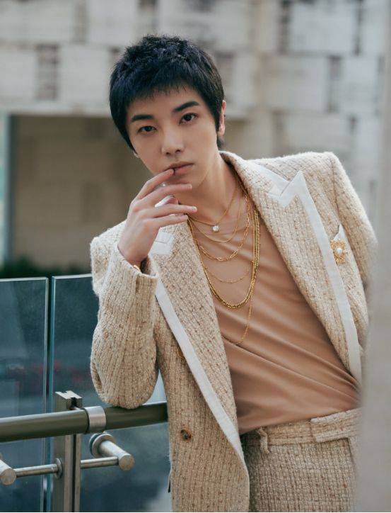 67华晨宇贵气新造型太过用力?