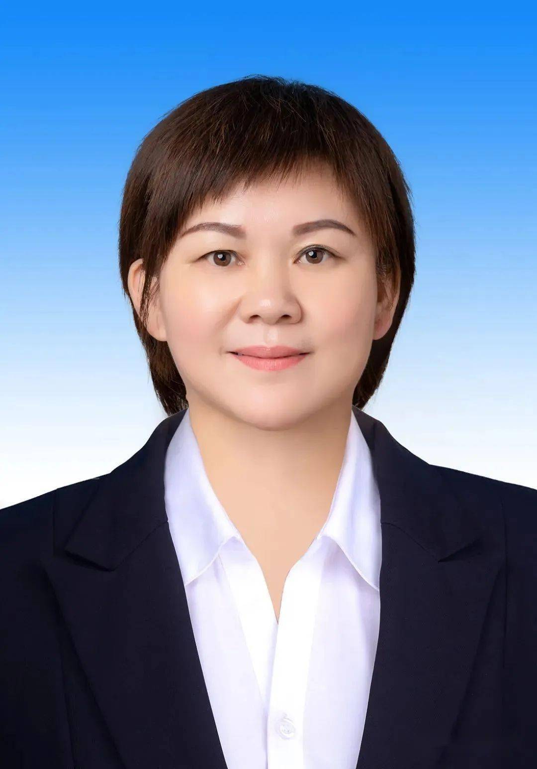 宝音达来,男,蒙古族,中共党员,正高级教师,乌审旗实验小学校长.