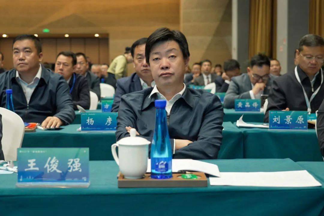 县委书记王俊强,县委副书记,县长杨彦及县招商局,项目签约代表,参展