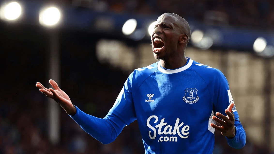 英超终章:老牌劲旅保级球迷涌入球场狂欢 狐狸城降级球迷球员痛哭