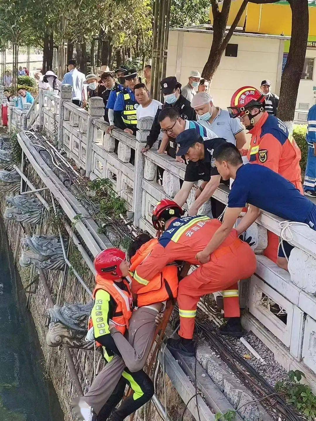 拓東街道辦事處聯合拓東派出所,盤龍消防救援落水群眾_應急_進行_處置