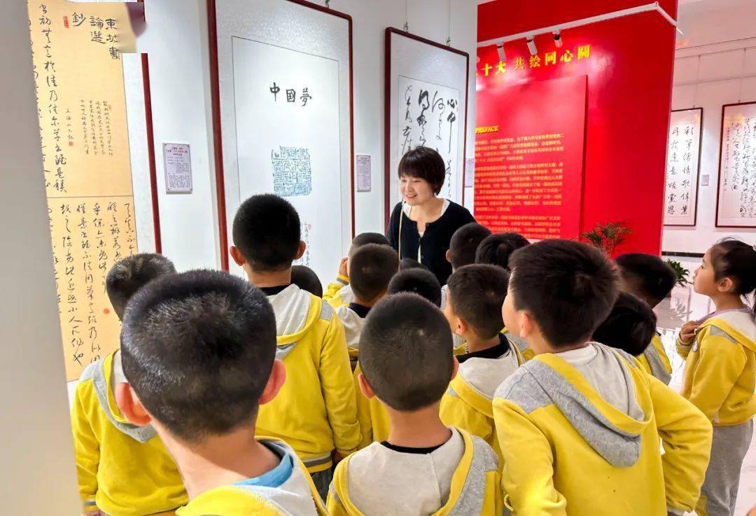 幼儿园大班师生,家长代表参观"礼赞二十大 共绘同心圆"书画展_王灵