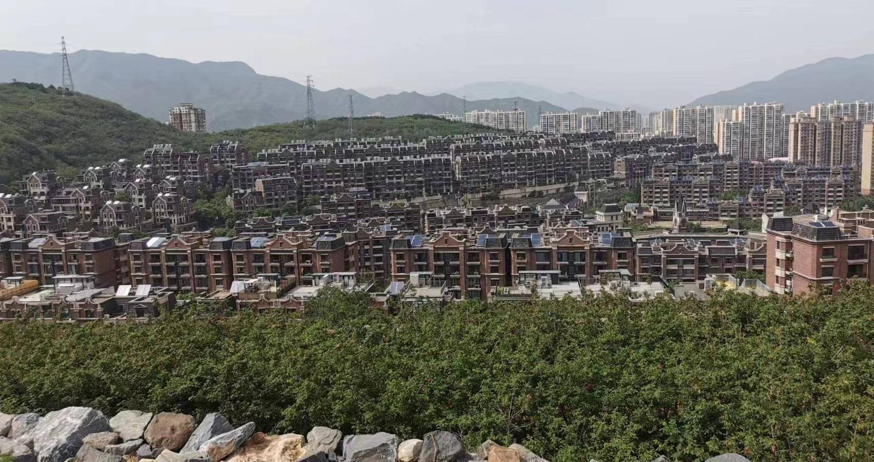 京西水泉坡持续有人毁林造墓,山林间散落百余座坟墓_居民_小区_西山