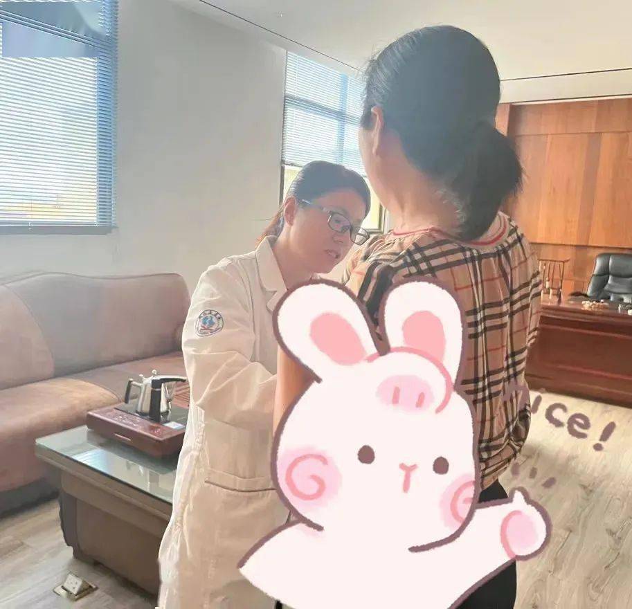 讲座结束,志愿者们现场指导女职工进行乳房触诊以及面部刮痧方法.