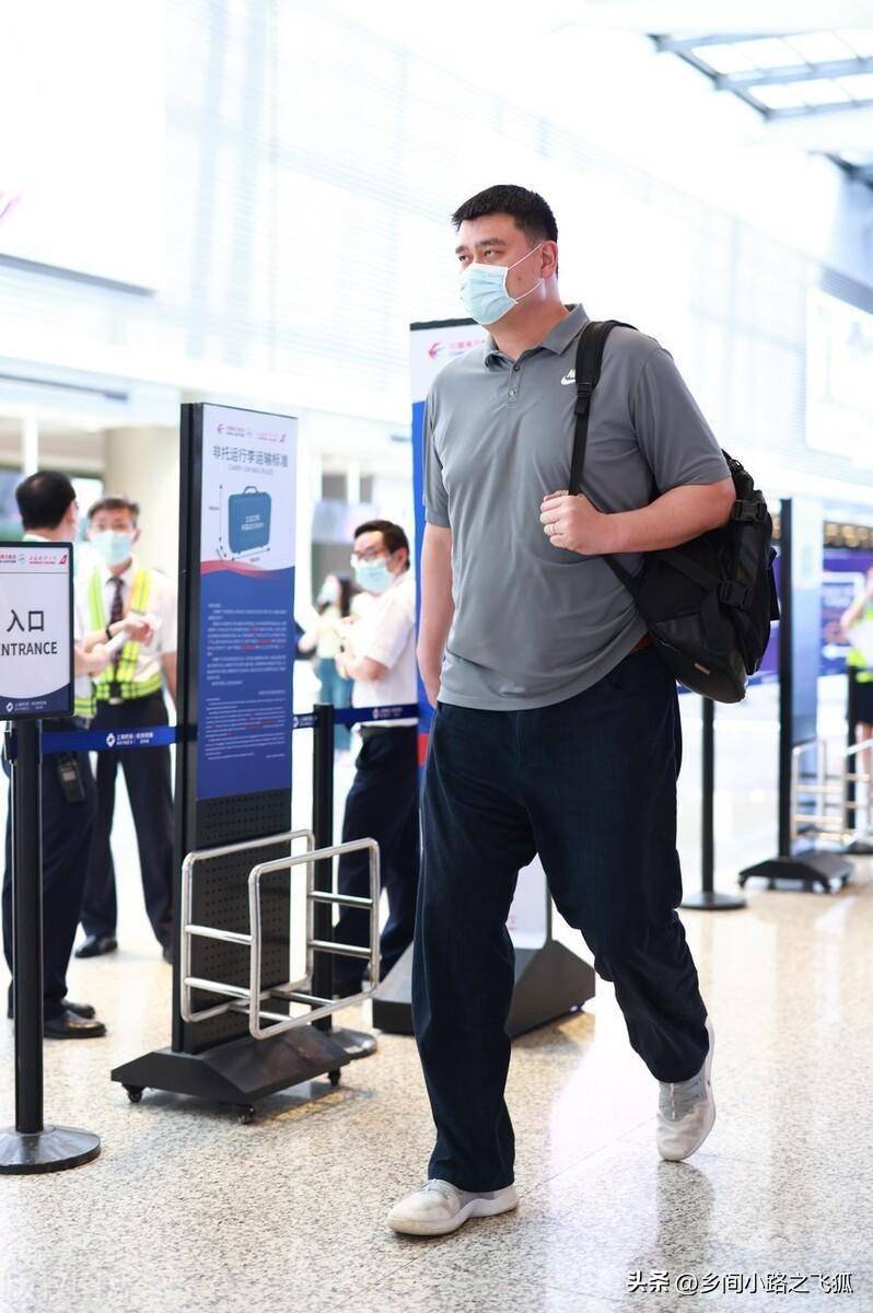 姚明现身上海机场,身穿灰色t恤简单低调