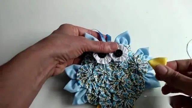 再小的碎布,只需简单做成一朵神奇的花,孩子喜欢的娃娃动动手就能拼几