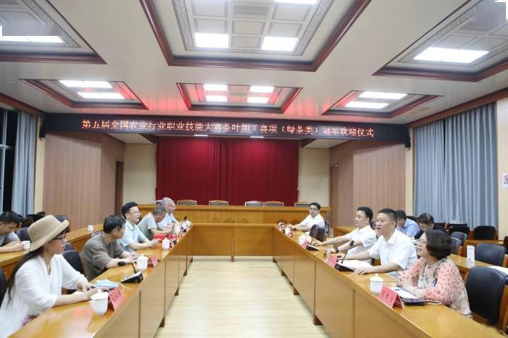 "在欢迎仪式上,石春生接过开化县人民政府副县长方明的鲜花,由衷地