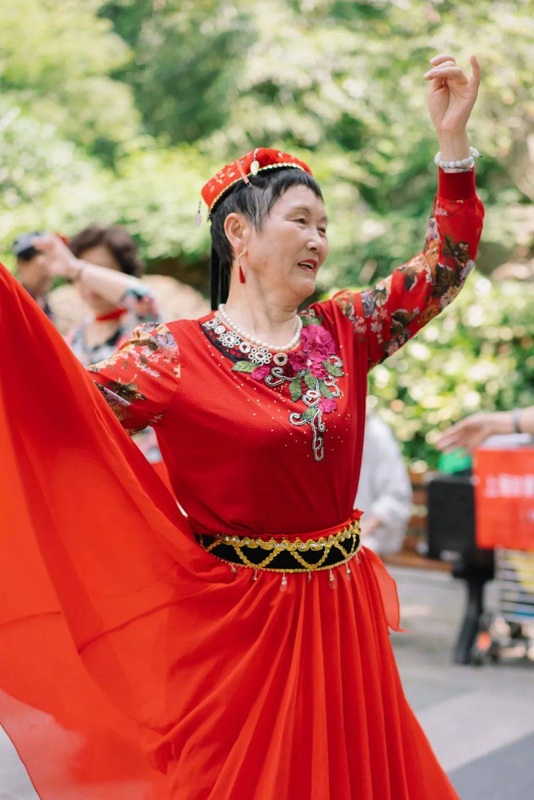 柏阿姨正在跳舞摄影:马诗韵她是天山歌舞团最活跃的团员之一.