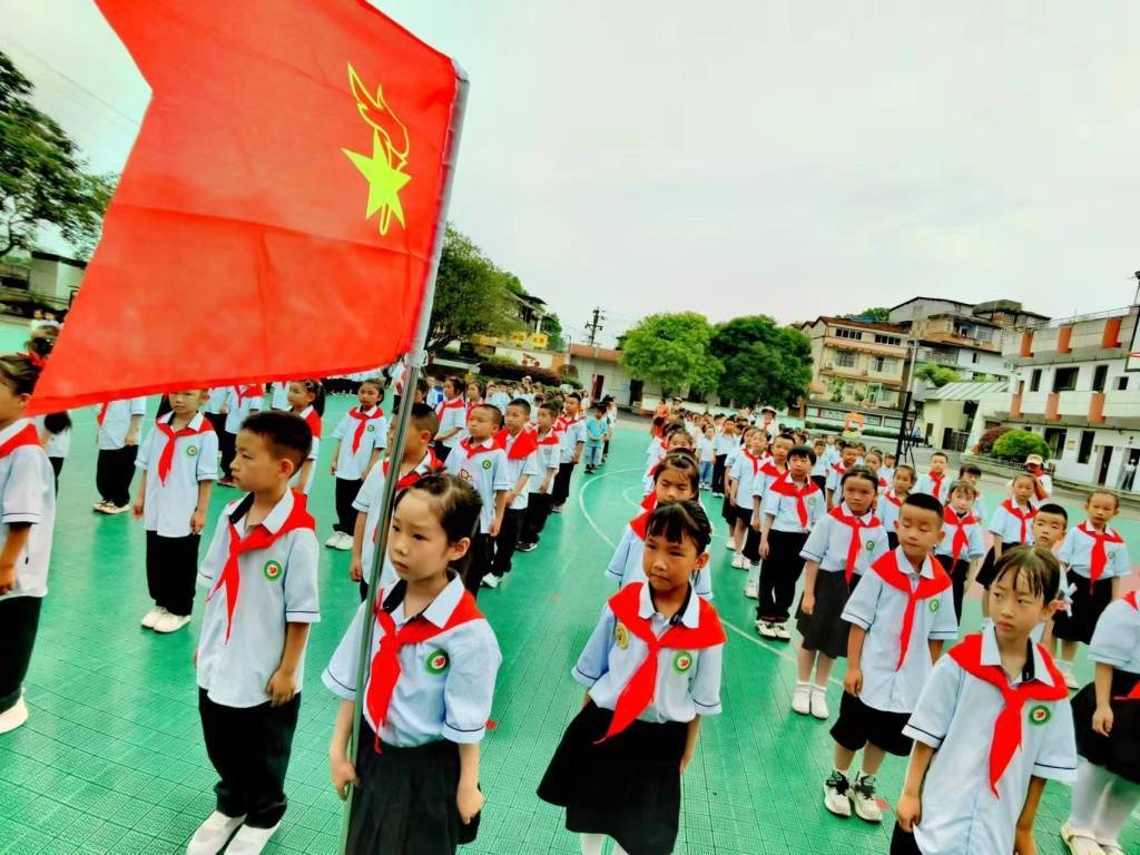 恩施市逸夫小学105名少年儿童光荣加入中国少年先锋队_少先队员