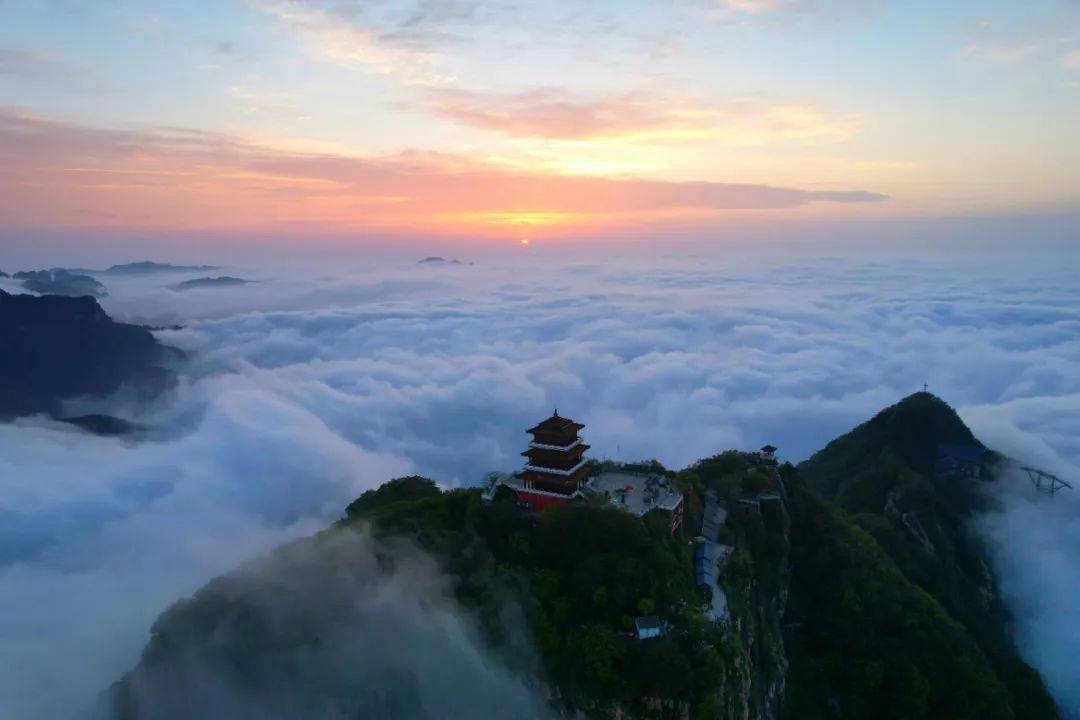 白,朝霞初现日破云海出,一切皆美好宏伟浩瀚,装满了山川浪漫穿云而行