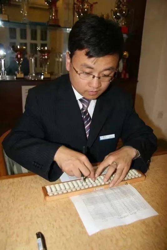 劳模进北航 | 于清华:"点钞"冠军,精磨技艺,服务为民_劳动_教育_全国