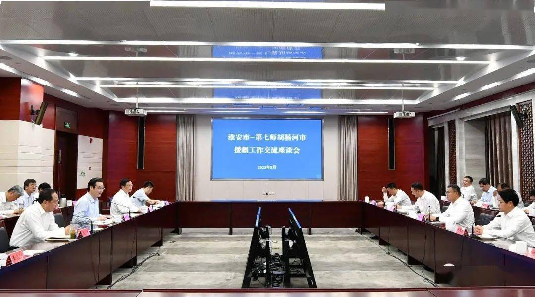 市委书记史志军,第七师胡杨河市党委书记,政委李华斌参加活动并出席