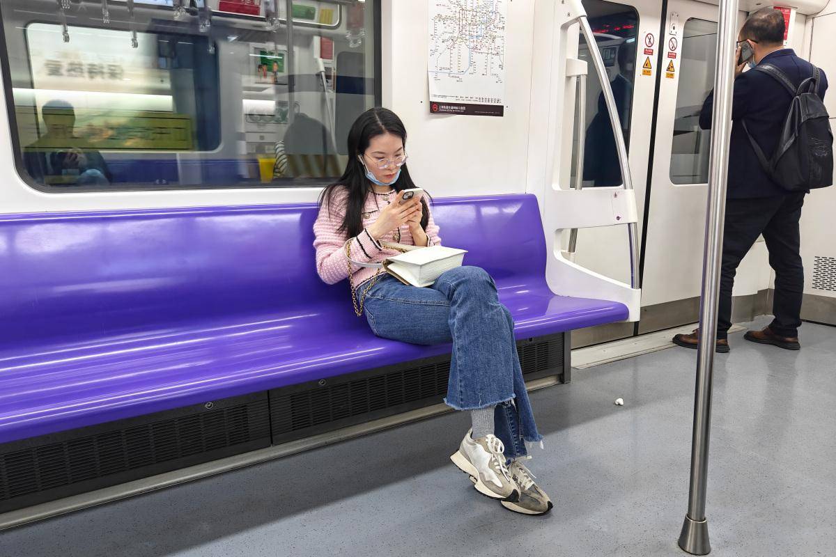 女子坐地铁使用充电宝爆炸,专业人士提醒注意三点_人员_乘客_受伤