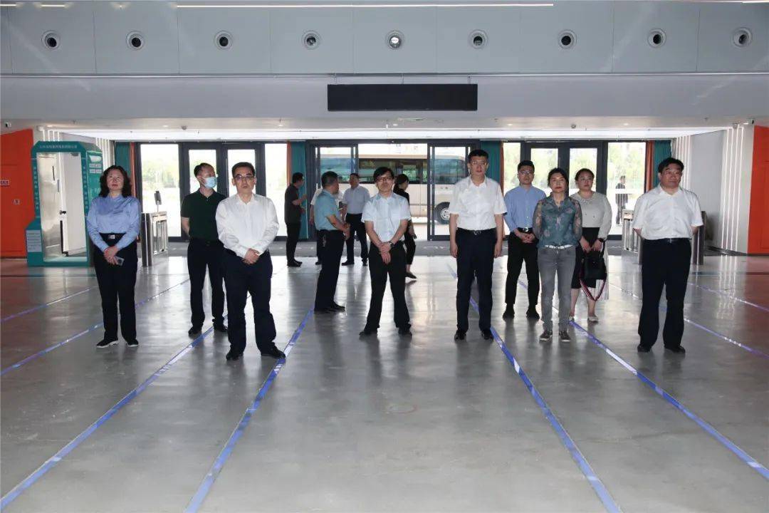 在愉悦生命科技馆,李海青认真听取了滨州市社会心理服务中心建设情况