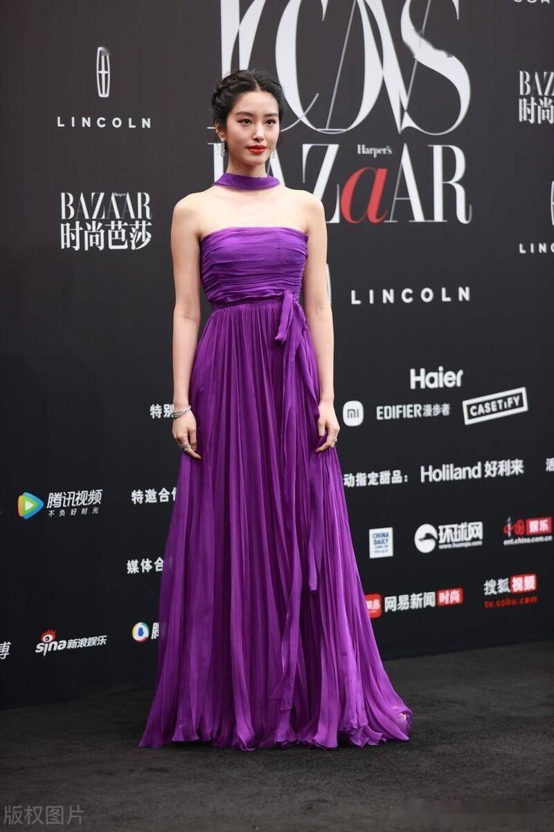 杨采钰身穿紫色挂脖飘带百褶抹胸裙自信大方