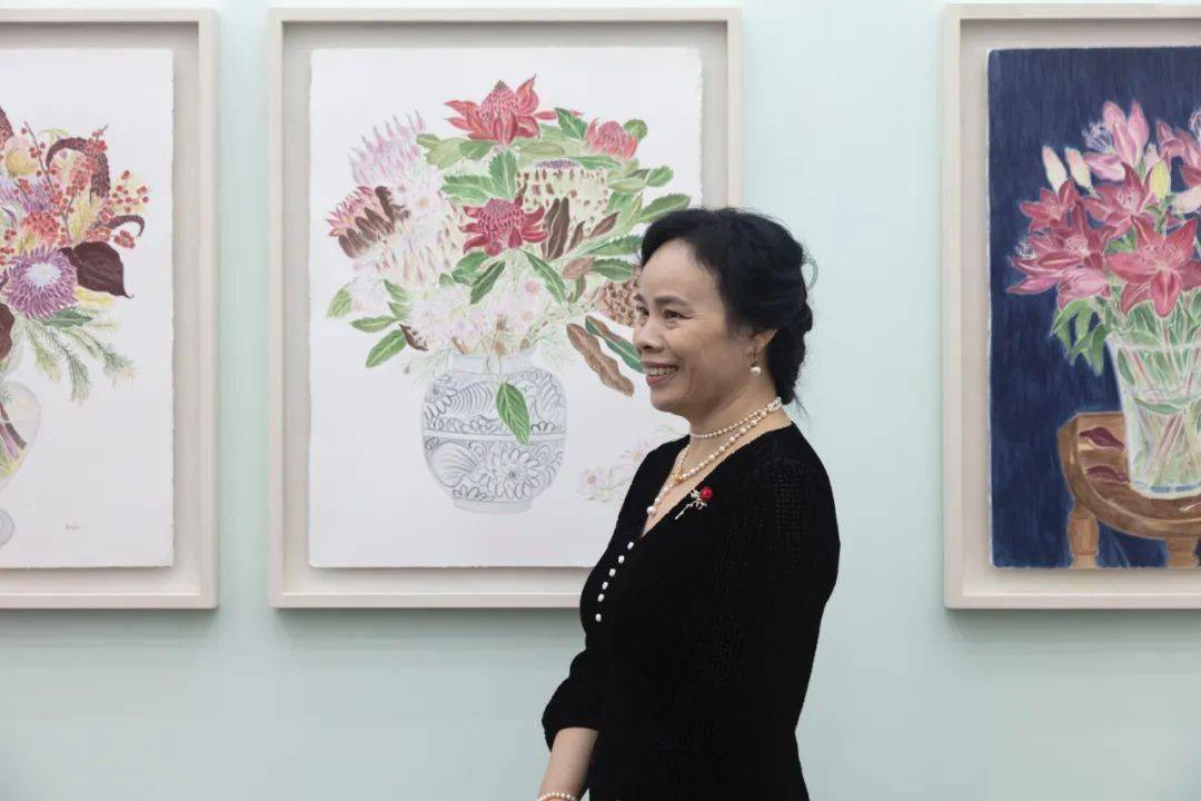 她拿起画笔,画出了不被年龄束缚的喜乐和天真,让赫赫有名的画家陈丹青