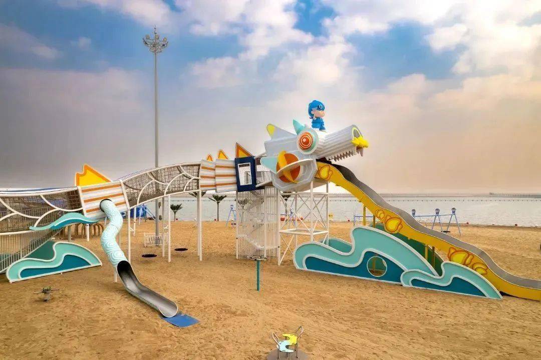 沙滩上有着各式各样的亲子游乐项目,小玩国乐园与新开的阿浪冒险岛