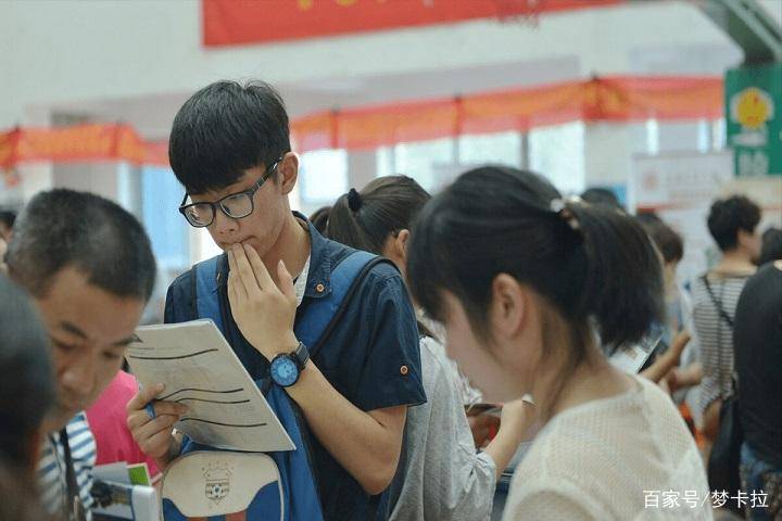 帮高考考生报志愿人民日报公布18个热门专业介绍与开云 开云体育官网报考指南(图1)