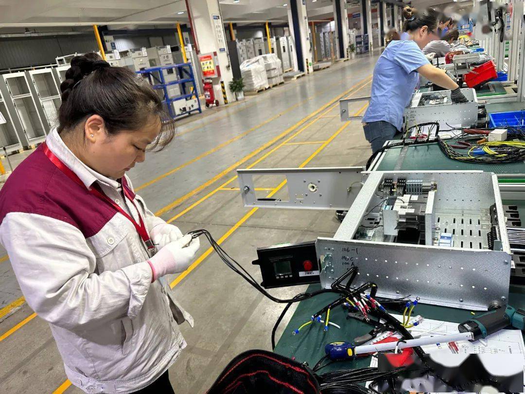 赛训结合提升产业工人技能素质——镇江市高低压电器及成套设备装配工