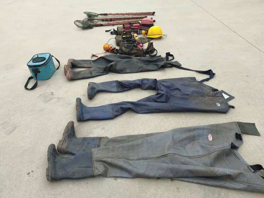 遂上前查看情况,发现3名男子正在河中利用电瓶电鱼,岸边另有2名男子在