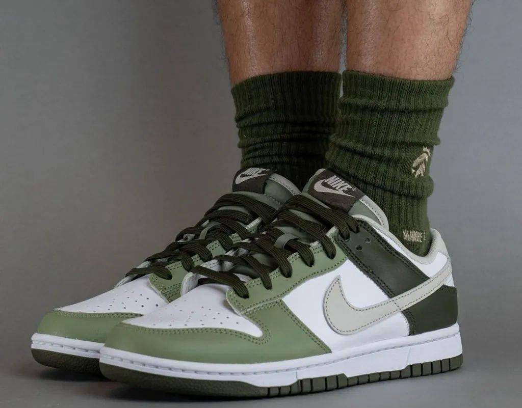 质感满满！Nike Dunk Low “Oil Green” 上脚曝光！_鞋子_阶段_白色