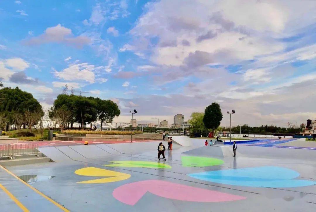 徐汇区瑞宁路(近龙美术馆·西岸馆)开放时间:全天临空滑板公园地址