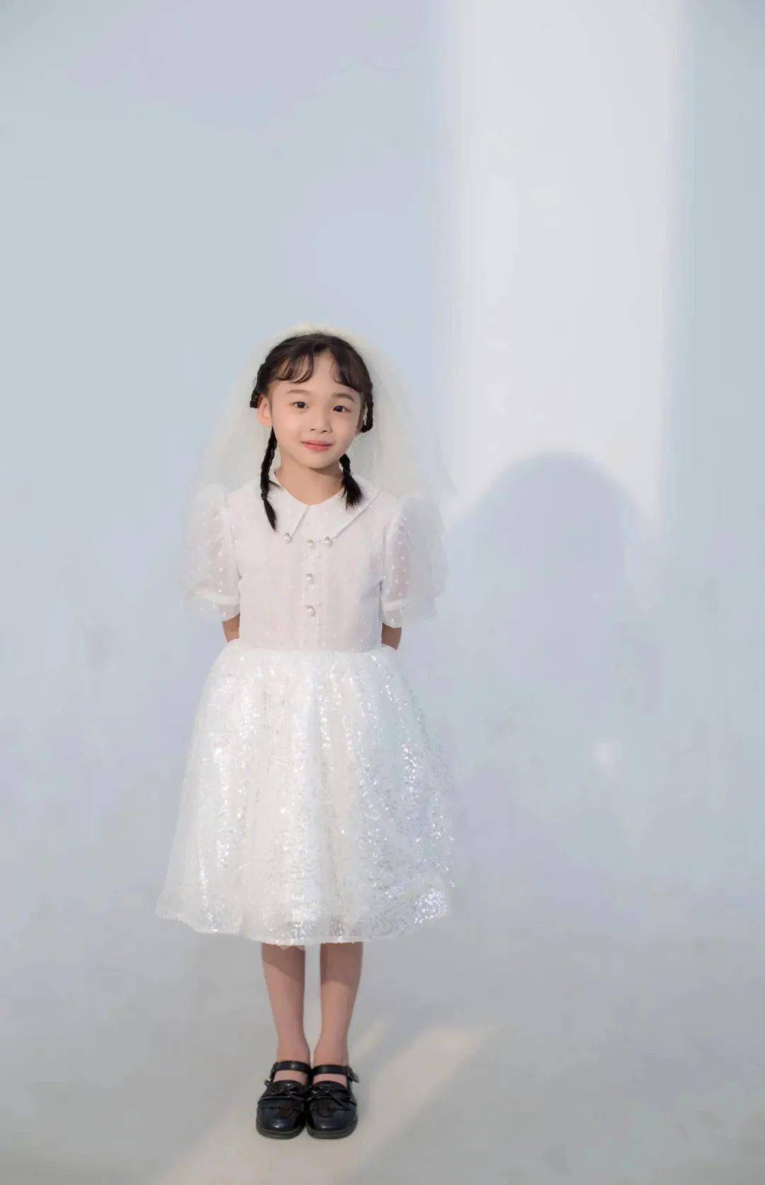 歌曲《唱童年》 演唱:高钰倩05来自平潭城中小学四年一班的念媛琦是一