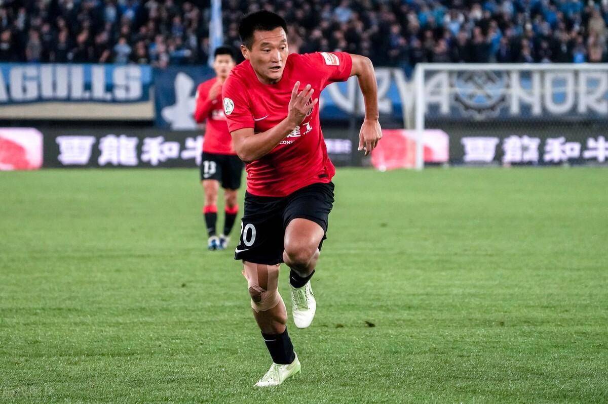 前锋:21-费利佩前腰:10-罗慕洛,9-艾克森中场:3-唐鑫,8-周定洋,4-张功