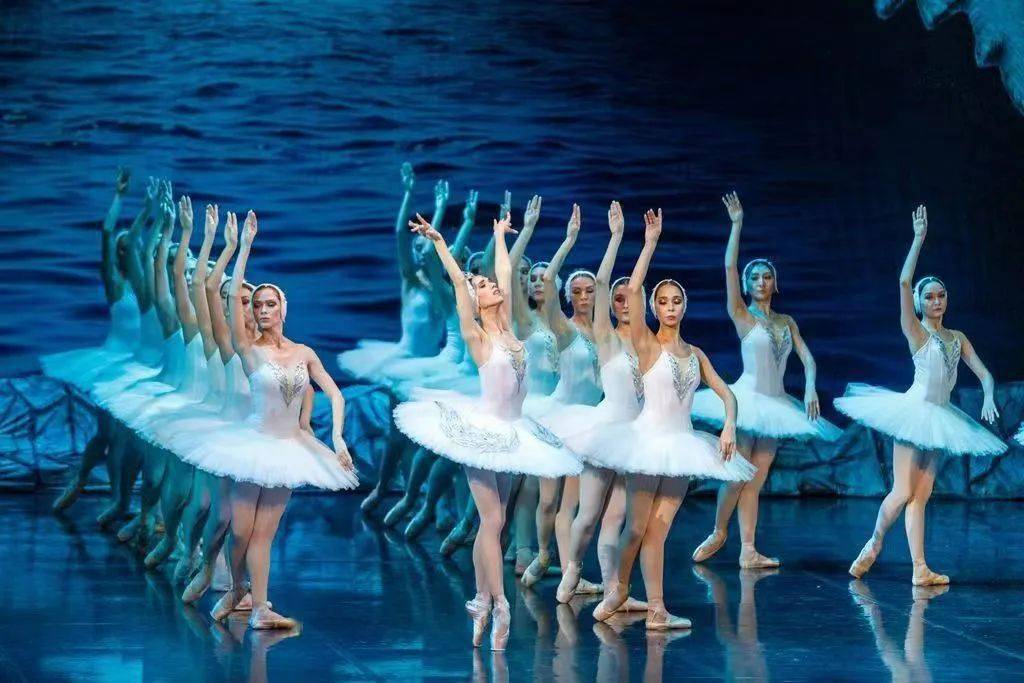 除此以外,《天鹅湖》还是一部大群舞作品,舞蹈场面相当震憾,尤其是数