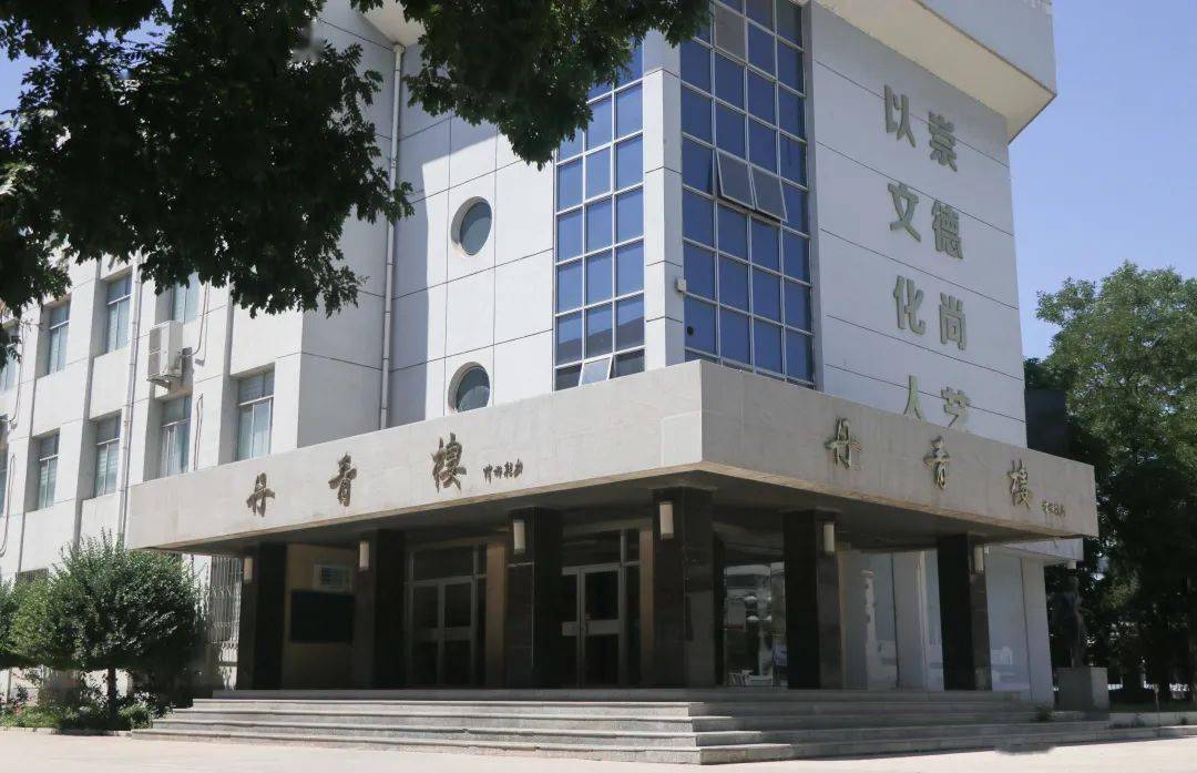 银川市实验中学是一所以音乐美术教育为特色的普通高中学校,学校始建